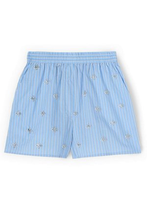 Vaaleansiniset shortsit, joissa ohuet valkoiset ja tummansiniset pystyraidat, hopeanväriset kirjailutähdet sekä joustava vyötärönauha.