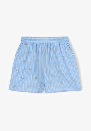 Vaaleansiniset shortsit, joissa ohuet valkoiset ja tummansiniset pystyraidat, hopeanväriset kirjailutähdet sekä joustava vyötärönauha.