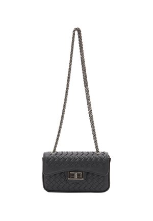 Borsa a tracolla in pelle intrecciata nera con catena, forma rettangolare, pattina anteriore e dettaglio chiusura in tonalità argentata. Superficie testurizzata.