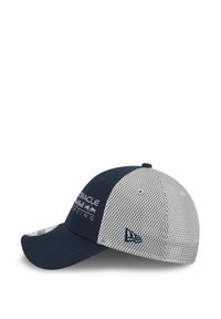 Granatowa czapka baseballowa z oddychającym siateczkowym tyłem, z zakrzywionym daszkiem i teksturowanymi detalami. Z przodu znajduje się logo "Oracle Red Bull Racing".