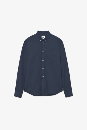 Chemise boutonnée à manches longues bleu marine avec une poche poitrine avant et un petit logo brodé sur la poche et l'étiquette du col.