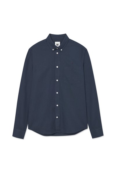 Chemise boutonnée à manches longues bleu marine avec une poche poitrine avant et un petit logo brodé sur la poche et l'étiquette du col.