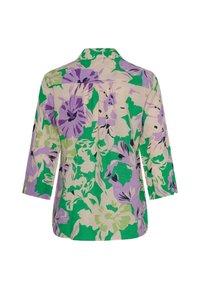 Blouse fleurie en vert, violet et crème. Elle présente un col, des manches trois-quarts et une coupe ample avec des plis à l'arrière.