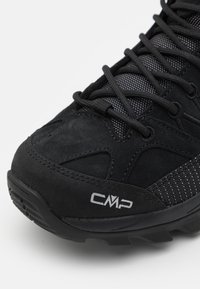 Sort vandresko med en kombination af ruskind og mesh, med teksturerede detaljer, polstret sål og det fremtrædende CMP-logo på siden.