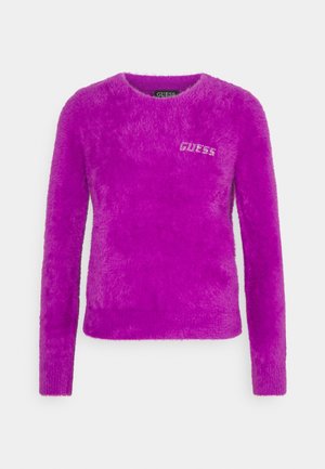 Pull violet vif à manches longues en tissu duveteux, col rond et petit logo blanc "GUESS" sur le côté supérieur gauche de la poitrine.