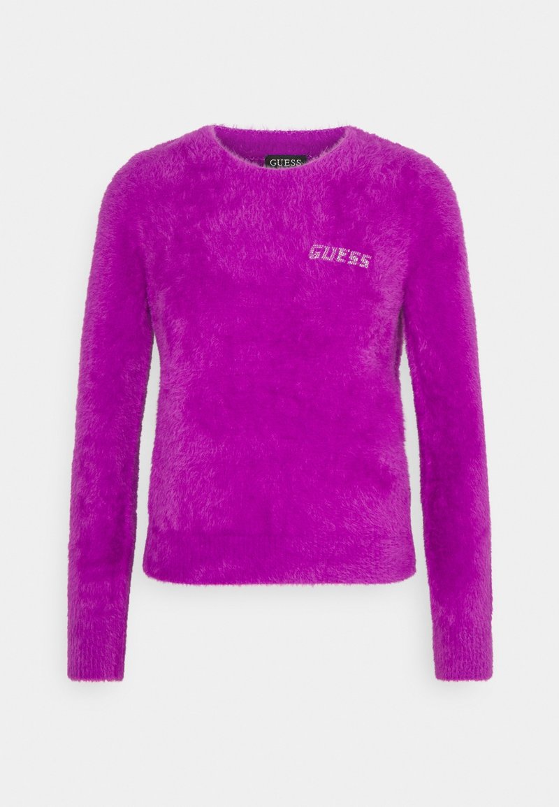 Pull violet vif à manches longues en tissu duveteux, col rond et petit logo blanc "GUESS" sur le côté supérieur gauche de la poitrine.