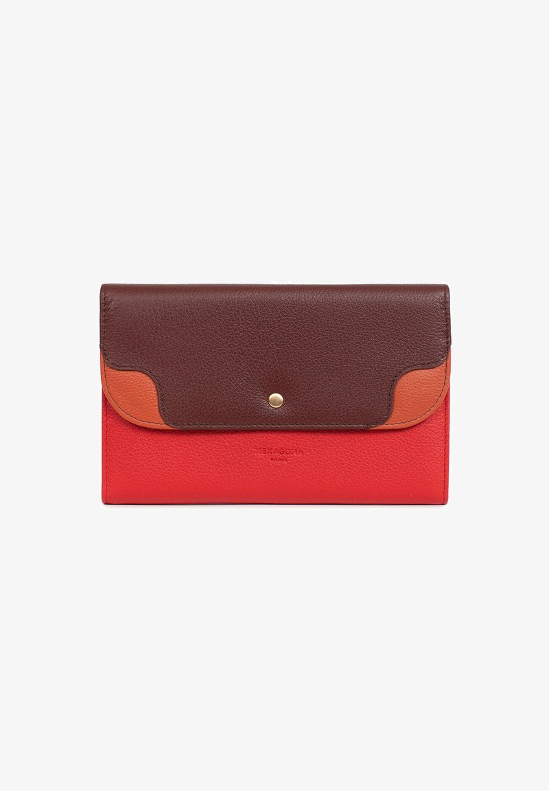 Leren portemonnee met een bruin voorflap, oranje en rode accenten, en een gouden drukknoopsluiting. Textuur oppervlak met logo detail op de voorkant.