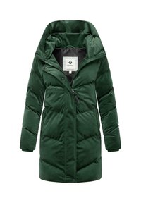 Abrigo acolchado verde con un tejido texturizado y aterciopelado. Presenta una gran capucha, cierre frontal y un diseño acolchado con costuras diagonales.