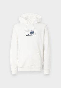 Sweat-shirt blanc en tissu doux, comportant une poche avant, un capuche à cordon réglable, et un patch logo rectangulaire bleu.