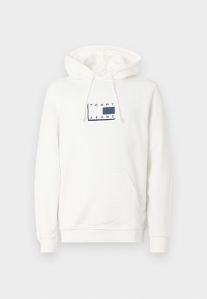 Biele mikina vyrobená z mäkkej látky, ktorá má predné vrecko na zips, nastaviteľnú kapucňu so šnúrkou a modrú obdĺžnikovú nášivku s logom.