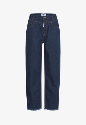 Temno modri traper hlače z visokim pasom, naravnost krojenimi nogami in raztrganimi robovi. Imajo zlat šiv in pet žepov.