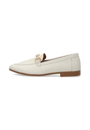 Crèmekleurige leren platte loafer met bruine zool en gouden metalen paardebit-detail bovenop, zijaanzicht.