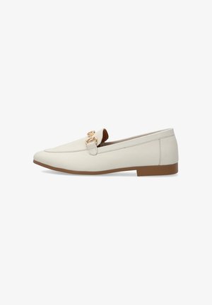 Crèmekleurige leren platte loafer met bruine zool en gouden metalen paardebit-detail bovenop, zijaanzicht.