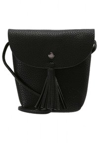 Zwarte leren crossbodytas met klepsluiting, voorzien van een decoratieve kwast en een gladde textuur.