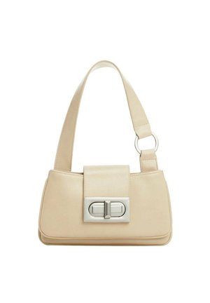Petit sac à épaule beige avec une large bandoulière et une fermeture à tour rectangulaire argentée sur le rabat avant.