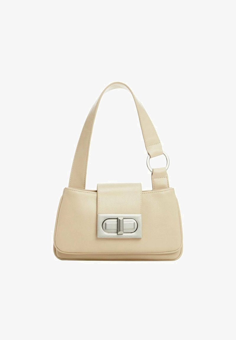 Petit sac à épaule beige avec une large bandoulière et une fermeture à tour rectangulaire argentée sur le rabat avant.