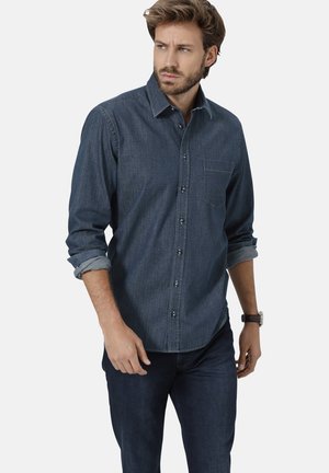 Dunkelblauses Denim-Hemd mit Brusttasche, langen Ärmeln, die an den Bündchen aufgerollt sind, und kontrastierenden Nähten. Trägt man mit dunklen Jeans.