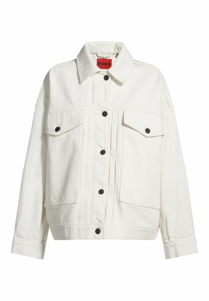 Giacca di jeans bianca con colletto, due tasche frontali, bottoni neri e maniche leggermente oversize. Presenta un'etichetta del marchio rossa.
