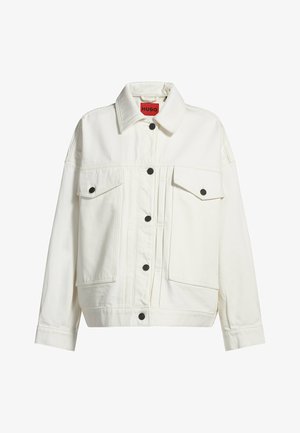 Giacca di jeans bianca con colletto, due tasche frontali, bottoni neri e maniche leggermente oversize. Presenta un'etichetta del marchio rossa.