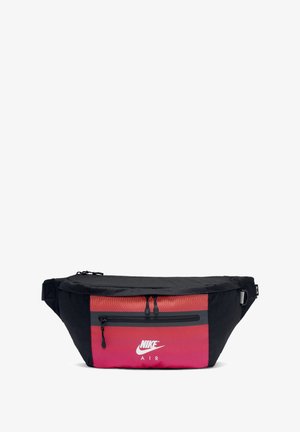 Sac banane Nike Air noir et rouge avec poche avant zippée et sangle réglable.