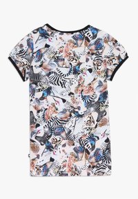 T-paita lyhyillä hihoilla, jossa on elävä eläin- ja perhospainatus eri väreissä vaalealla taustalla, mustalla kaula-aukoilla ja hihojen reunoilla.