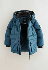 Veste matelassée bleue avec une capuche, fermeture éclair à l'avant et poches latérales. Présente des accents noirs et une doublure intérieure de marque. Matériau doux et texturé.