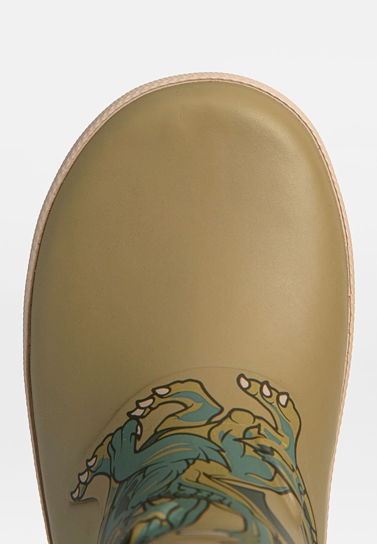 Groene rubberlaars met een gladde oppervlakte, ronde neus en een lichte, getextureerde zool. Beschikt over een gedetailleerd blauw-groen grafisch ontwerp.