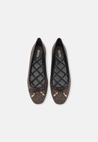 Braun gemusterte Ballerinas mit schwarzem Lederbesatz, gestepptem Innenfußbett und goldenen Akzenten an der Schleifendekoration. Rundliche Zehenform.