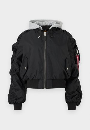 Crna bomber jakna na patentni zatvarač s naboranim rukavima, dva prednja džepa, rebrastim manžetama i rubom, te sivom kapuljačom s vrpcama za vezanje.