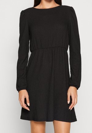 Schwarzes Langarmkleid aus strukturiertem Stoff mit rundem Ausschnitt und elastischem Taillenbund, in mittlerer Oberschenkellänge.