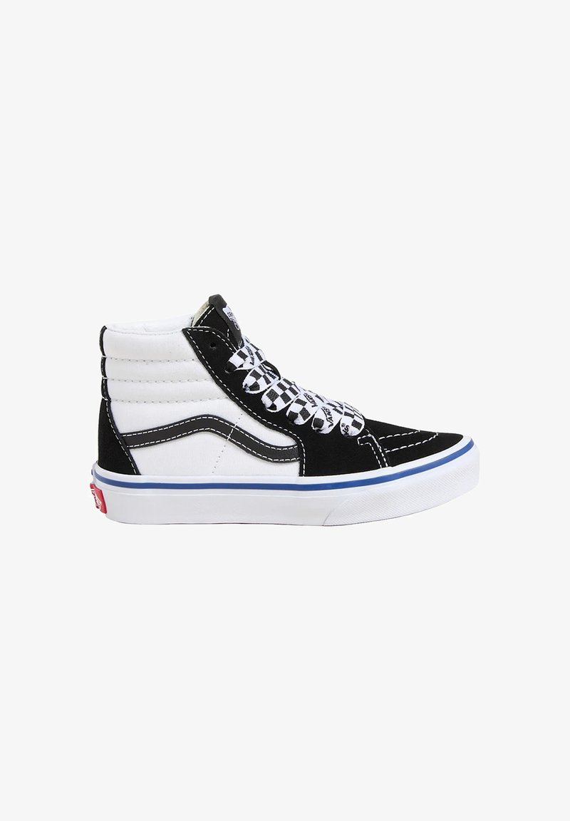 Sneaker alto in suede bianco e nero con lacci a scacchi, una striscia blu sulla suola e suola in gomma bianca.