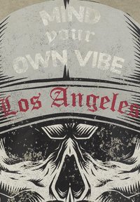 Camiseta gráfica con un diseño desgastado y texto en negrita blanco y rojo. Colores: gris, negro, blanco. El diseño incluye una calavera y elementos decorativos.