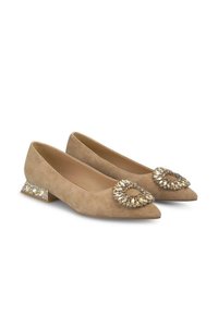 Ballerine in suede beige con punta affusolata, decorate con una spilla e un tacco a blocco impreziosito da cristalli.