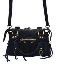 Sac à main en suedine noire avec quincaillerie dorée, bandoulière réglable, poche zippée à l'avant et pampilles décoratives. Fini texturé, design compact.