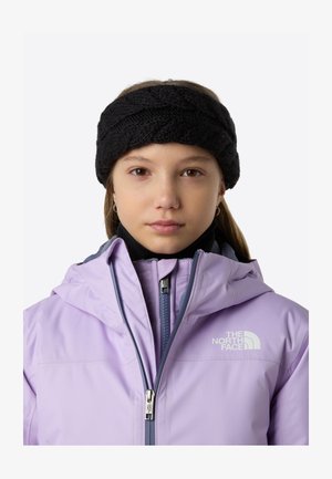 Schwarzes gestricktes Stirnband mit strukturiertem Zopfmuster, getragen über einer violetten Jacke mit Reißverschluss und Logodetail auf der Brust.