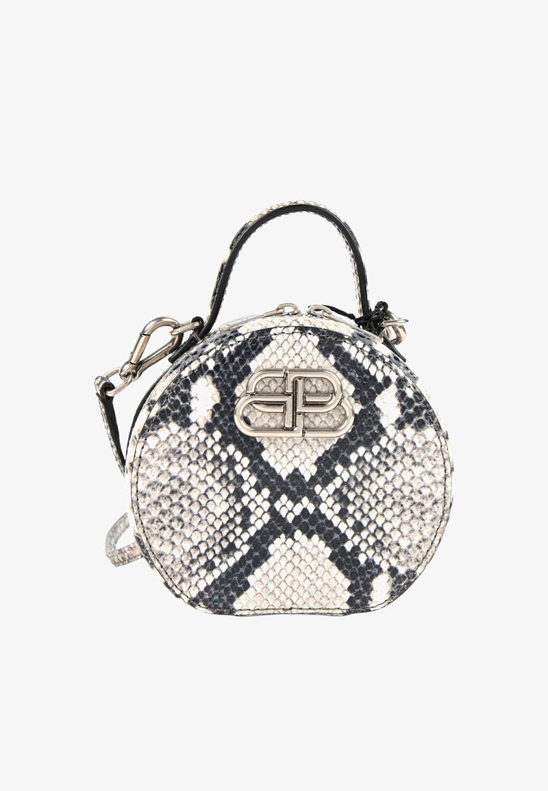 Petit sac à main rond avec motif en peau de serpent noir et blanc, fermoir argenté avec logo, poignée supérieure et bandoulière amovible.