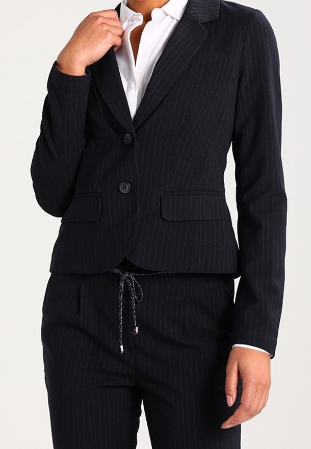 Marinblå blazers med randigt mönster i texturerat tyg, med en enkelknäppt design, två framsnappar och spetsiga slag.