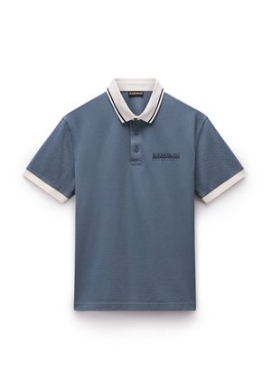 Polo in blu navy con colletto a righe bianche e nere. Presenta tre bottoni e una patch con il marchio sul petto. Tessuto strutturato.