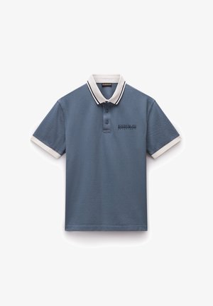 Polo en azul marino con un collar a rayas en blanco y negro. Presenta tres botones y un parche de marca en el pecho. Tejido texturizado.