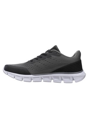 Schwarzer und grauer Sportschuh mit Obermaterial aus Mesh, strukturierten Mustern und einer flexiblen weißen Sohle mit segmentiertem Dämpfungsdesign.