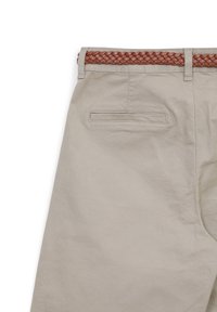 Pantaloni beige chiaro con una cintura intrecciata marrone, che mostrano la parte superiore della schiena e una tasca welt singola sul lato destro.