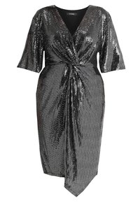 Robe noire en sequins avec un décolleté en V, des manches courtes et un détail torsadé à la taille, présentant une silhouette ajustée et une jupe évasée.