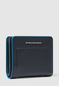 Zwarte leren portemonnee met blauwe accenten, opvouwbaar ontwerp, sleuf voor kaarten en geperst logo. Soepele textuur en minimalistische stijl.