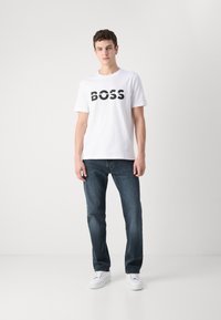 BOSS TEE - Apdrukāts T-krekls - white