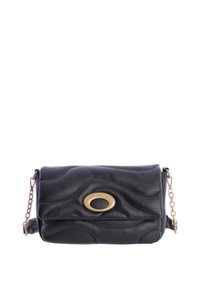 Bolso de cuero negro cruzado con una textura ondulada, herrajes en tono dorado y un acento de logo. Cuenta con una correa de cadena y cierre de solapa.