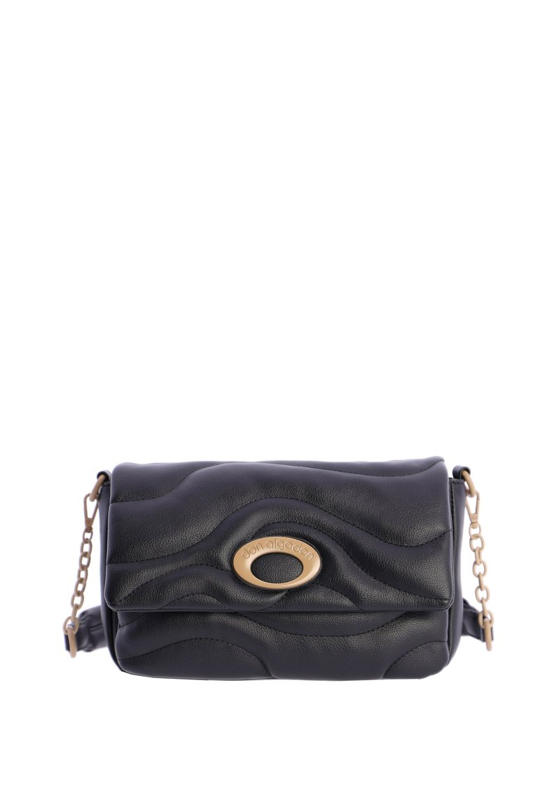 Bolso de cuero negro cruzado con una textura ondulada, herrajes en tono dorado y un acento de logo. Cuenta con una correa de cadena y cierre de solapa.