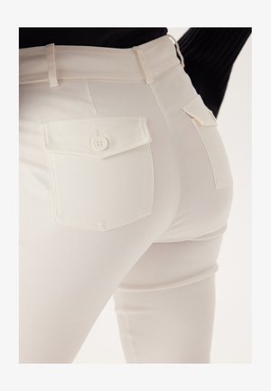 Pantaloni bianchi a vita alta con tasche posteriori piatte e chiusura a bottone, texture liscia e vestibilità sartoriale che mette in risalto la silhouette.