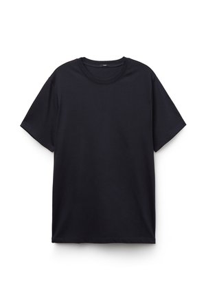 Czarna koszulka z krótkim rękawem w gładkim materiale, z okrągłym dekoltem i luźnym, casualowym krojem. Brak widocznych wzorów lub akcentów.