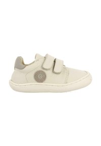 Zapatos para niños de cuero beige con dos correas de Velcro, punta redonda, suela texturizada y un acento de logo circular en el costado.