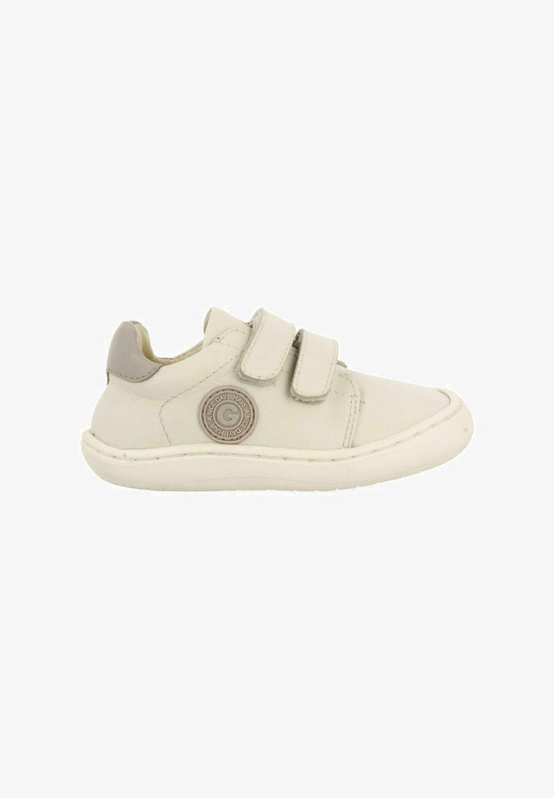 Zapatos para niños de cuero beige con dos correas de Velcro, punta redonda, suela texturizada y un acento de logo circular en el costado.